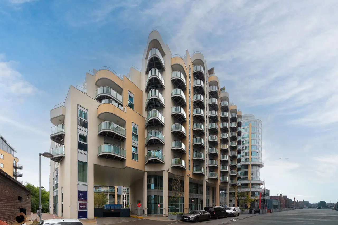 95 Orbis Wharf, Bridges Court Road, London, photo 2