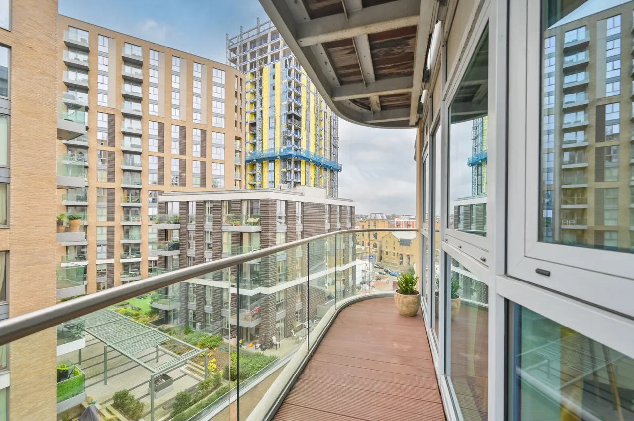 95 Orbis Wharf, Bridges Court Road, London, photo 4