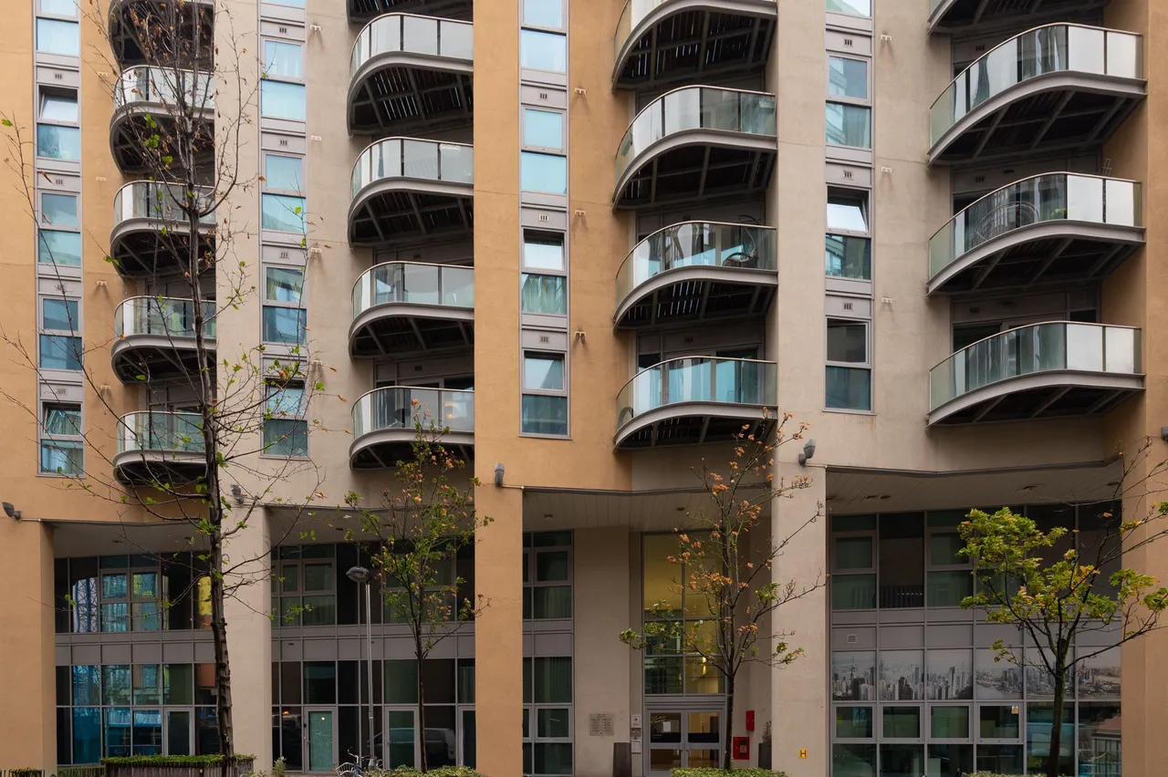 2 bed flat to rent — 95 Orbis Wharf, Bridges Court Road, London