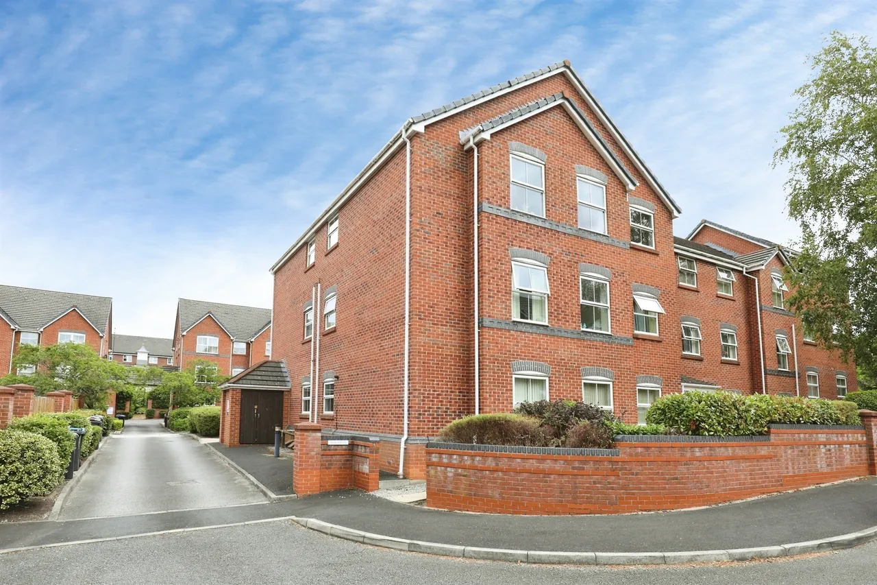 2 bed flat for sale — Wrenbury Drive, Northwich