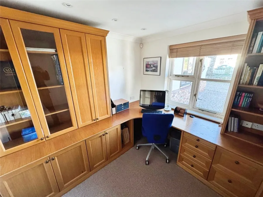 House Under Offer with 4 bedrooms in Old Harlow, CM17, photo 7
