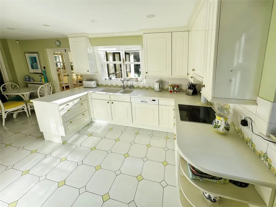 House Under Offer with 4 bedrooms in Old Harlow, CM17, photo 3