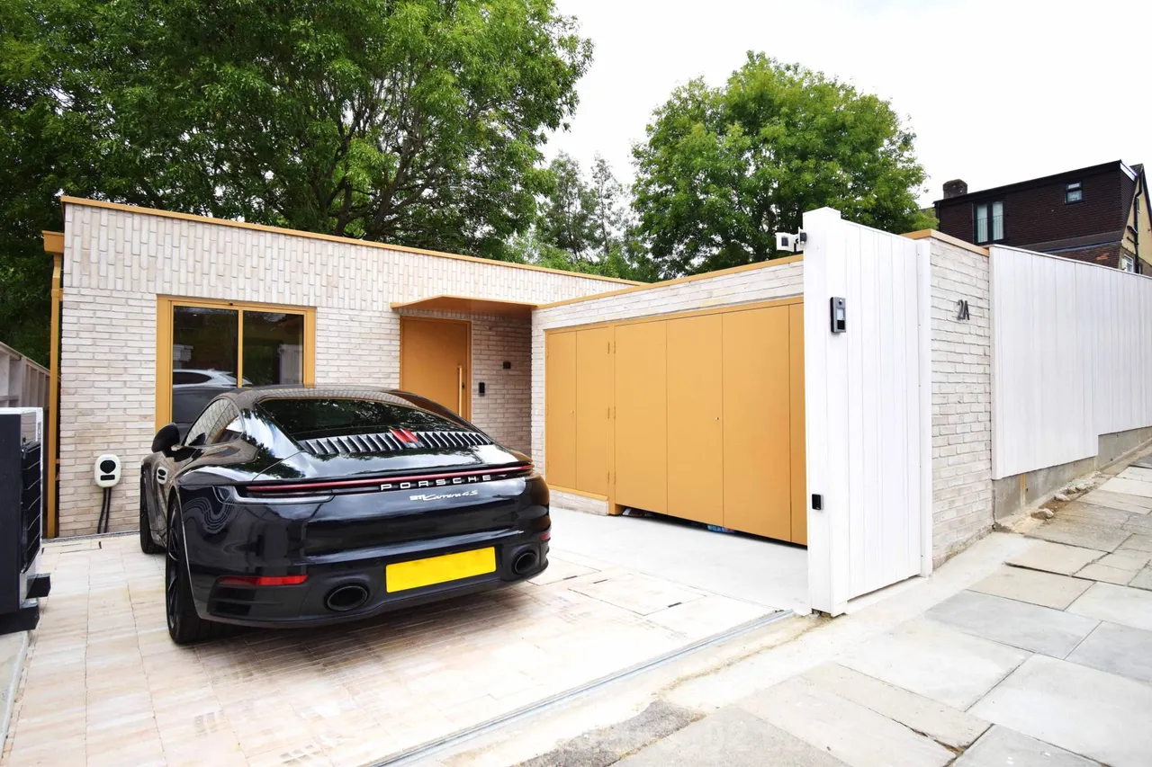 3 bed house to rent — Friary Way, London, N12 9PH