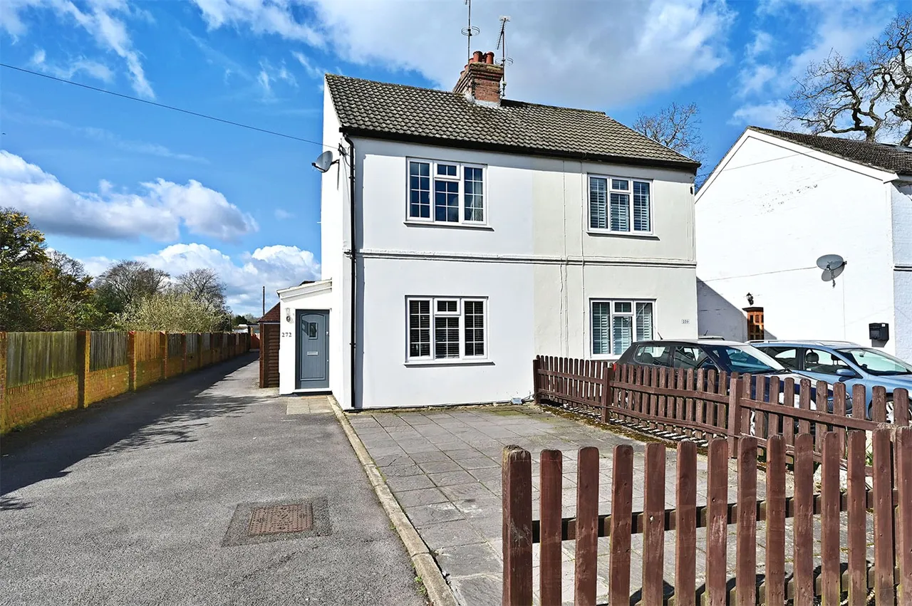 3 bed house for sale — Mytchett Road, Mytchett, Camberley, Surrey, GU16 6AH
