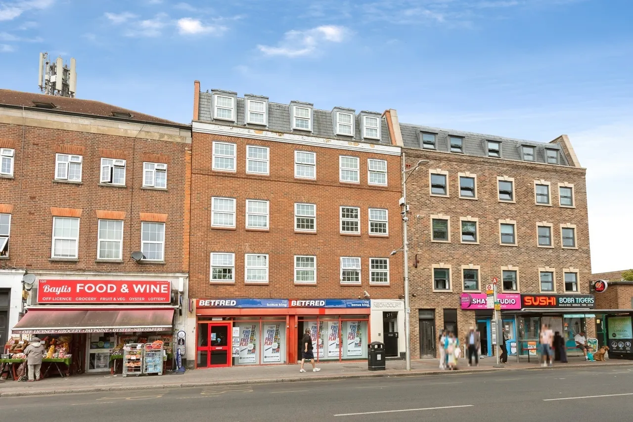 1 bed flat for sale — High Street, Ilford, IG6