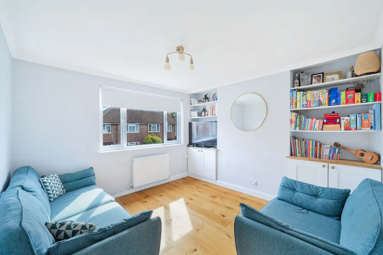 2 bed flat for sale, Verona Drive, Surbiton, KT6