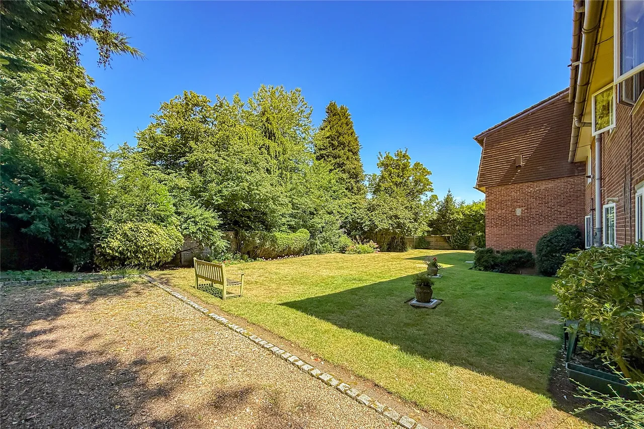 Douglas Road, Harpenden, Hertfordshire, AL5 2HW, photo 9