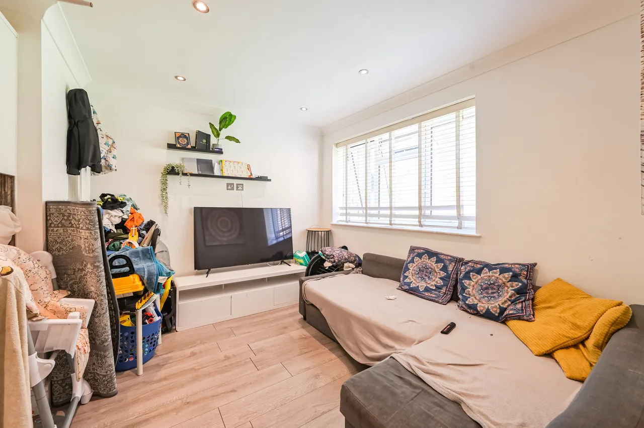 1 bed flat to rent — Flat C, 10 High Road, London