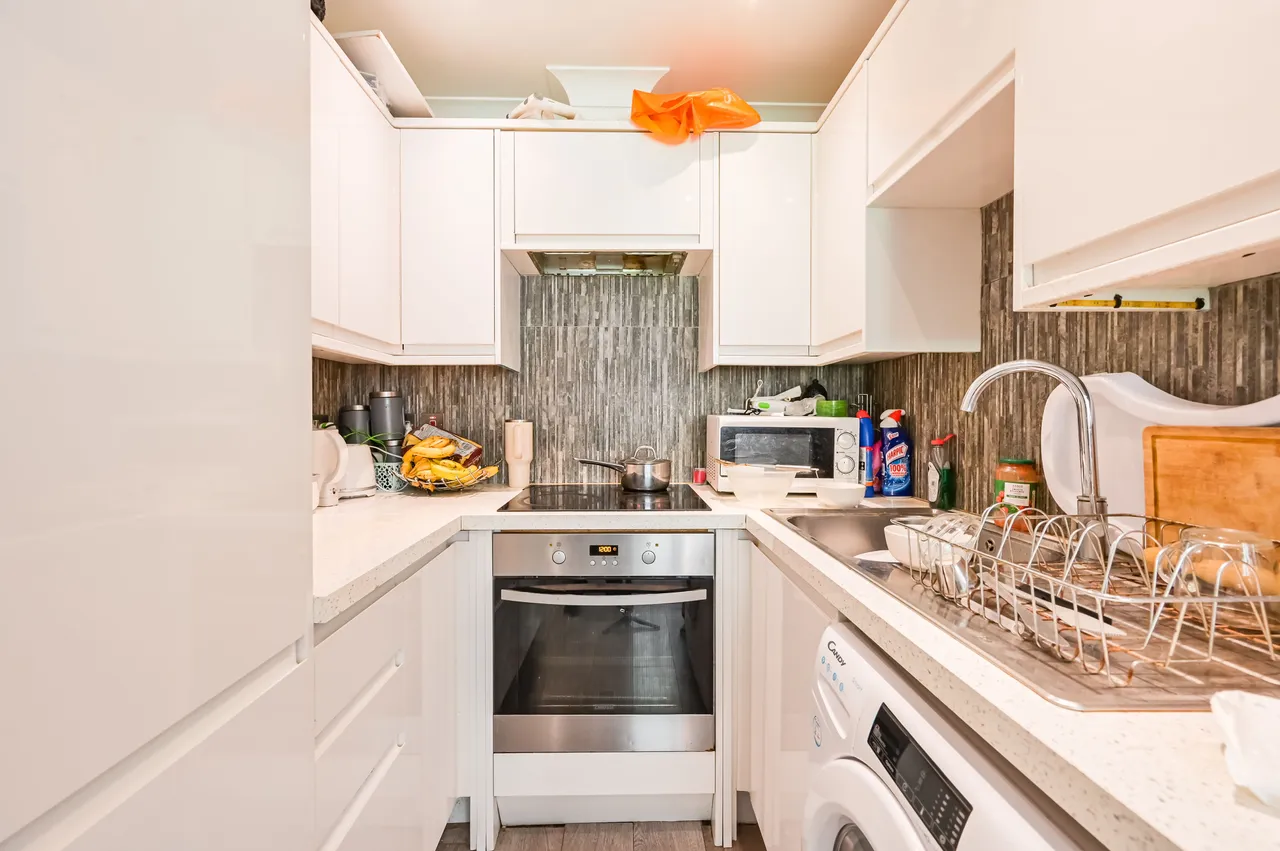 Flat C, 10 High Road, London, photo 2