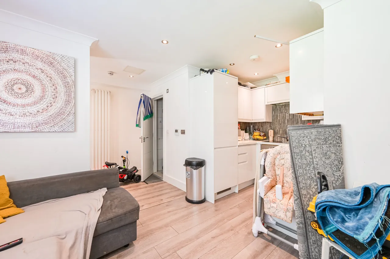 Flat C, 10 High Road, London, photo 7