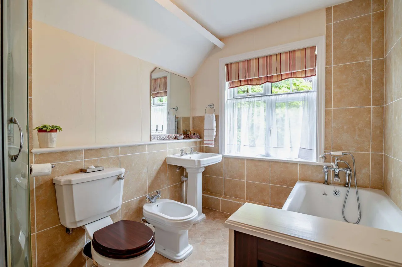 Winsham, Chard, TA20, photo 17