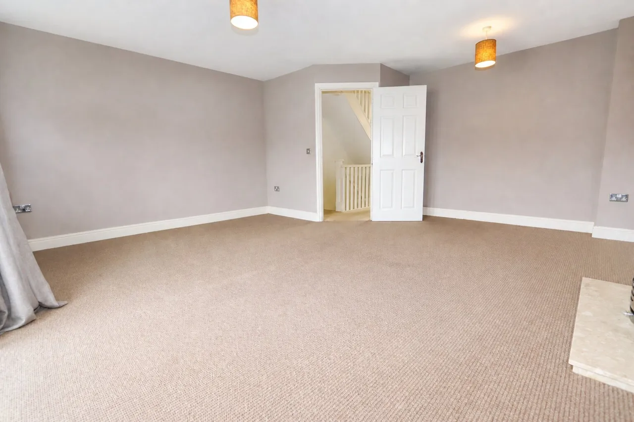 Violet Close, Desborough, NN14, photo 2