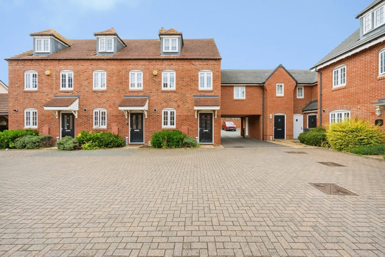 3 bed house for sale — Hovingham Drive, Great Denham, Bedford, Bedfordshire, MK40