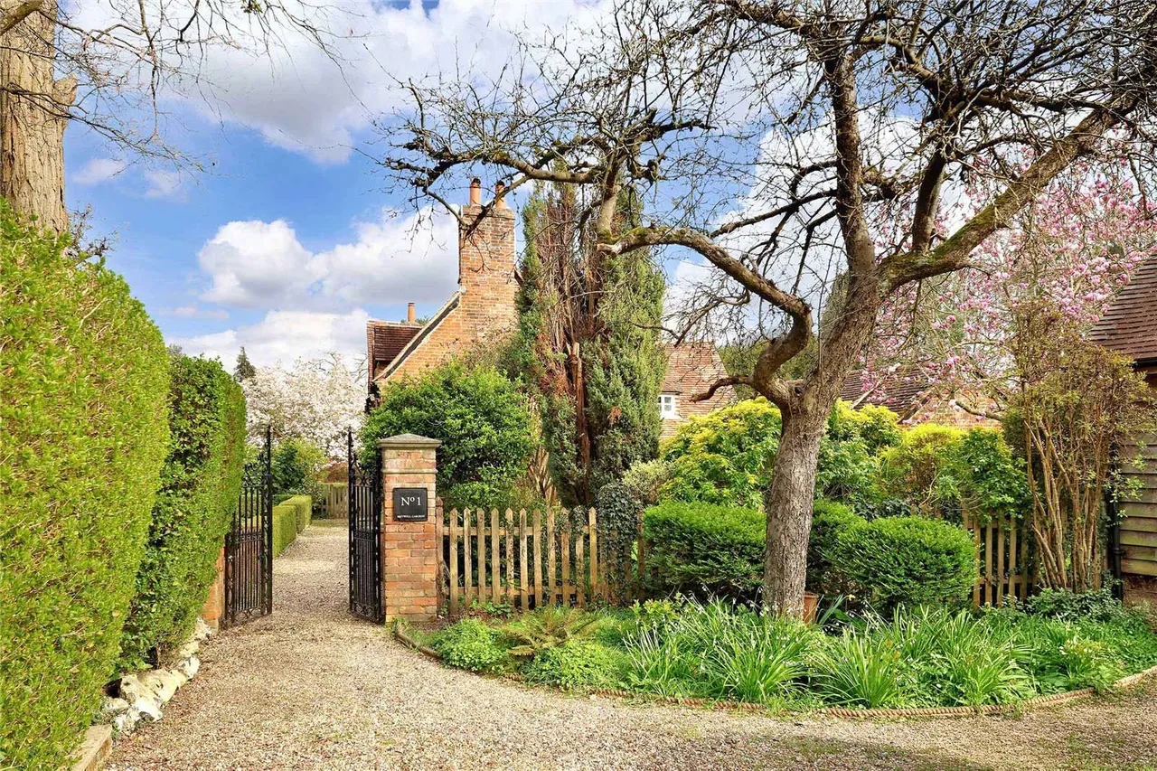 Britwell Gardens, Burnham, Buckinghamshire, SL1 8DG, photo 10