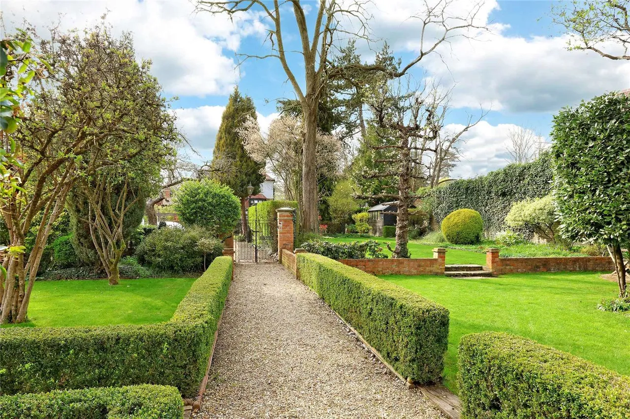 Britwell Gardens, Burnham, Buckinghamshire, SL1 8DG, photo 12
