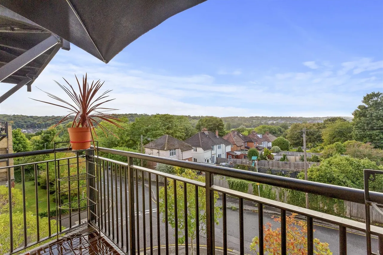 2 bed flat for sale, Ercolani Avenue, High Wycombe, HP13