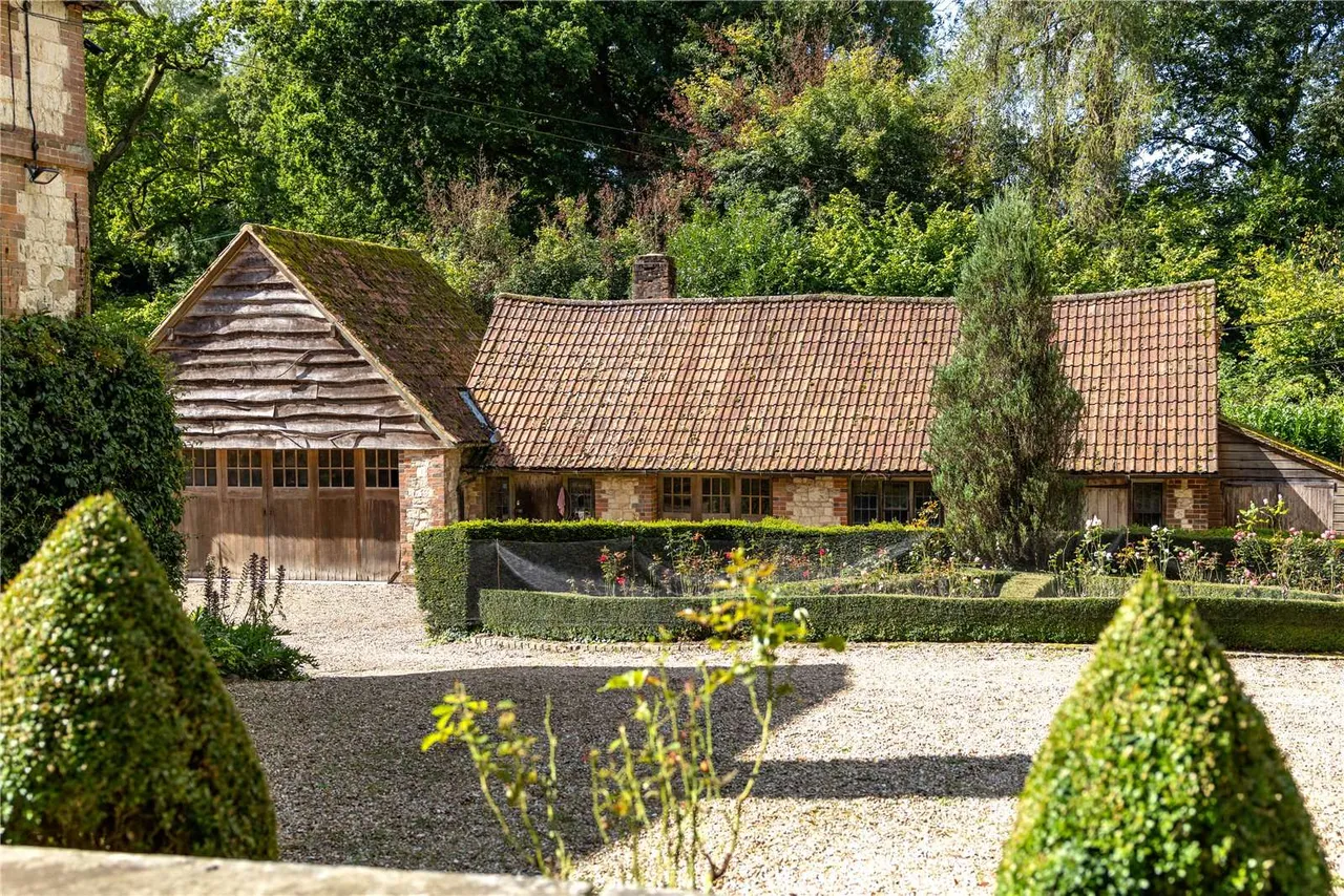 South Hay, Kingsley, Bordon, Hampshire, GU35 9NR, photo 5
