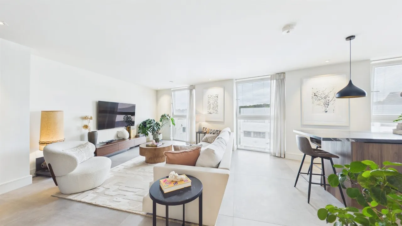 2 bed flat for sale — Flower Lane, London