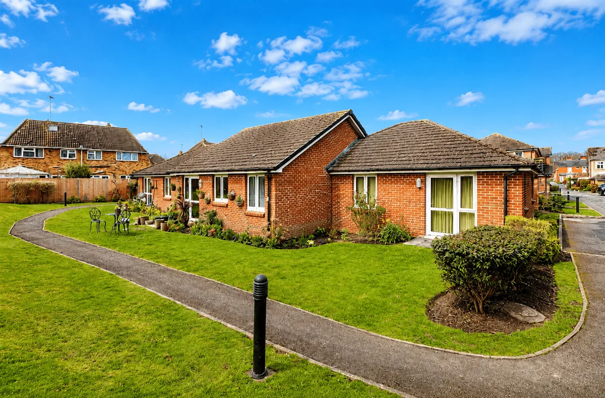 1 bed flat for sale — 84 London Road, Cowplain, Waterlooville, PO8 8EW