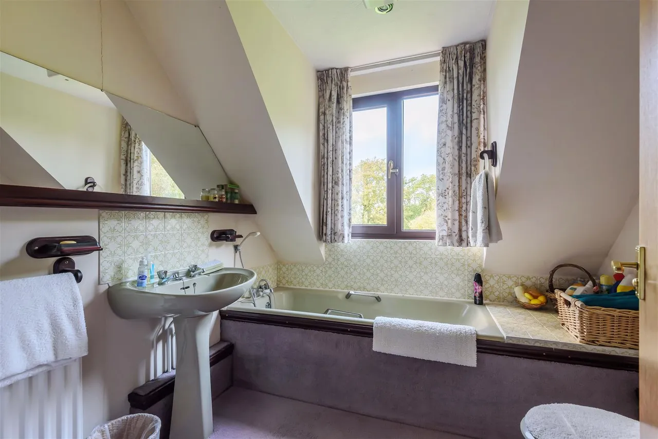 Chapel Road, Sarisbury Green, photo 12