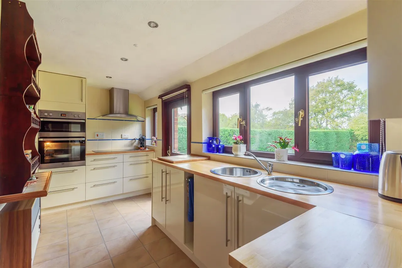 Chapel Road, Sarisbury Green, photo 4