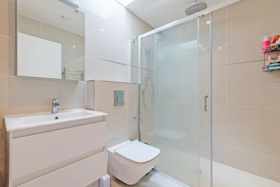 Kilburn High Road, Kilburn, London, NW6, photo 5