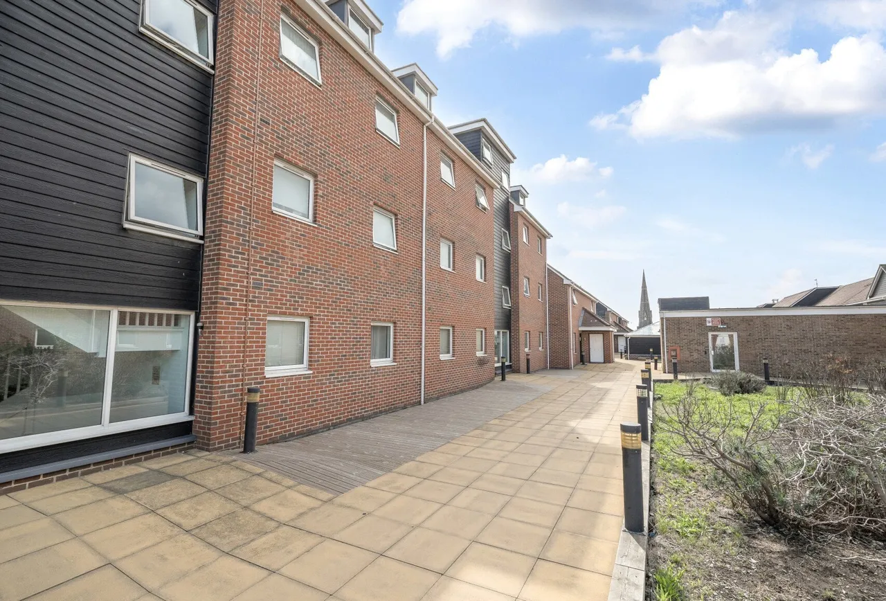 2 bed flat for sale — Nayland Court, Market Place, RM1 3EF