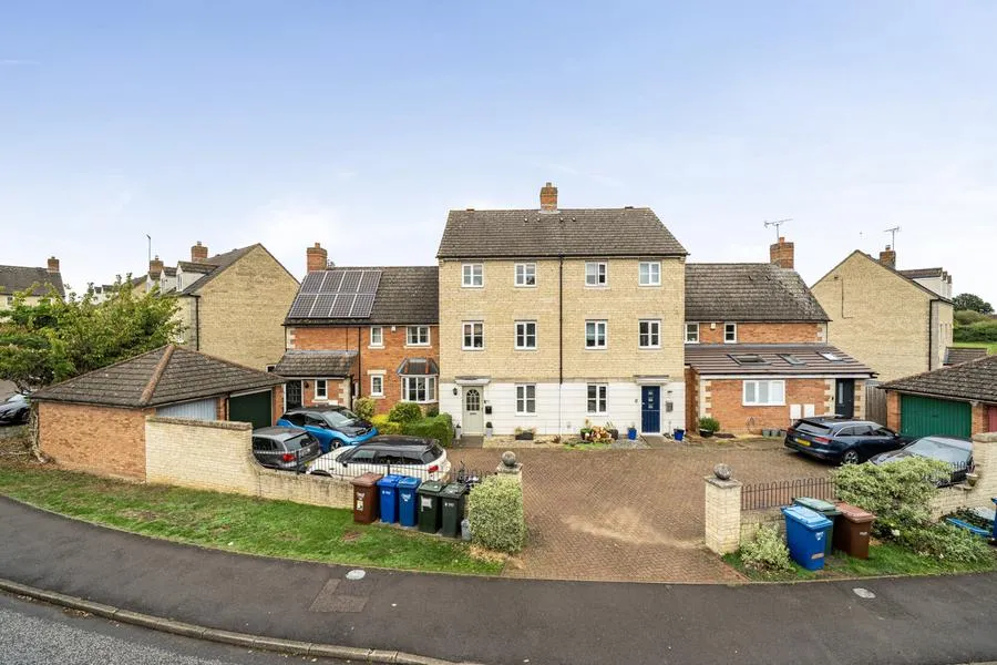 3 bed house for sale, Mallards Way, Bicester, OX26