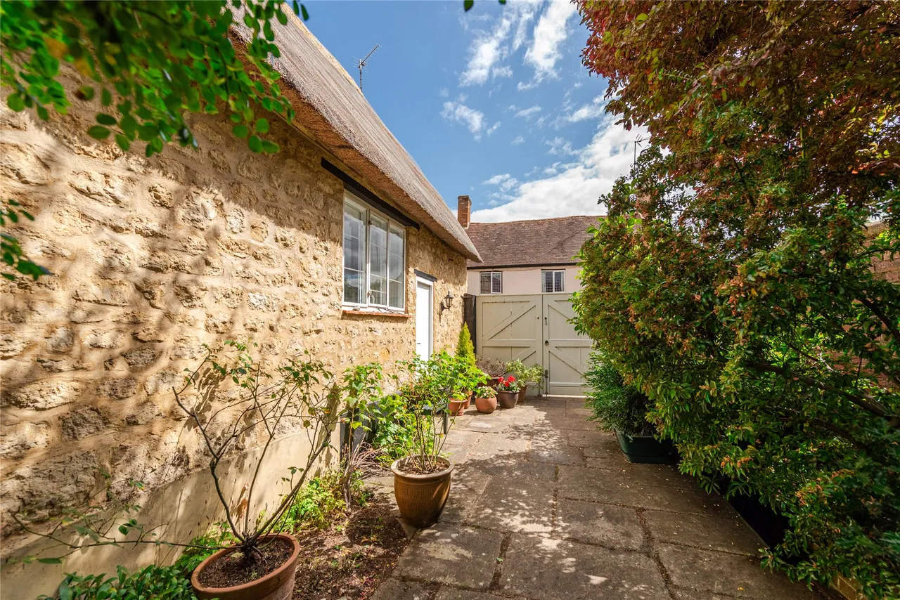 Main Street, Tingewick, MK18, photo 23