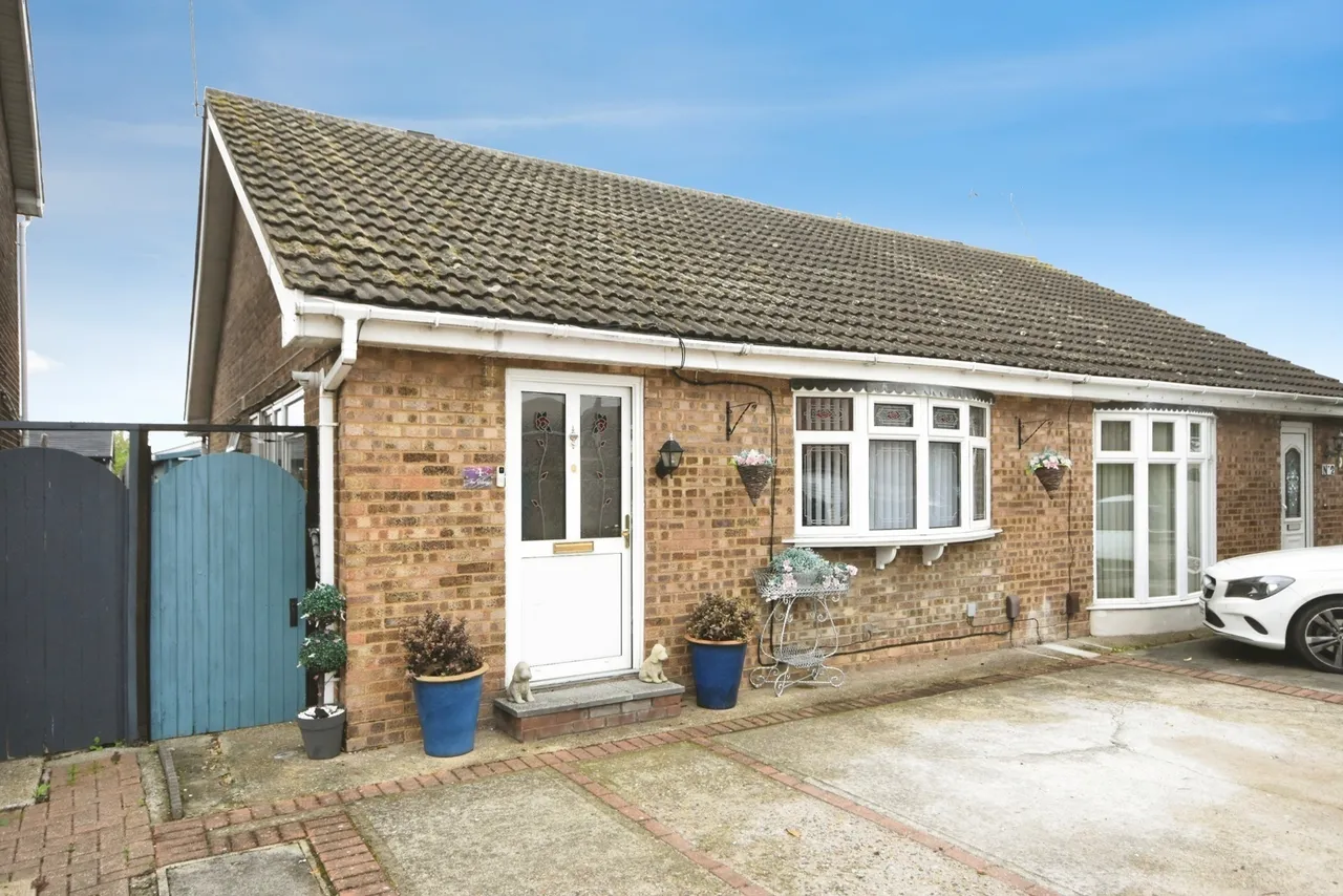 2 bed property for sale, The Ridings, Canvey Island, SS8