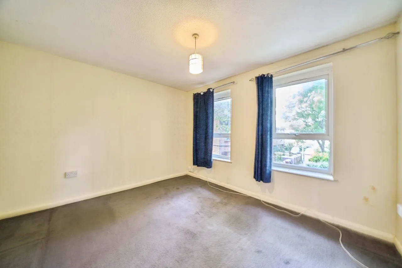 Neville Close, London, E11, photo 13