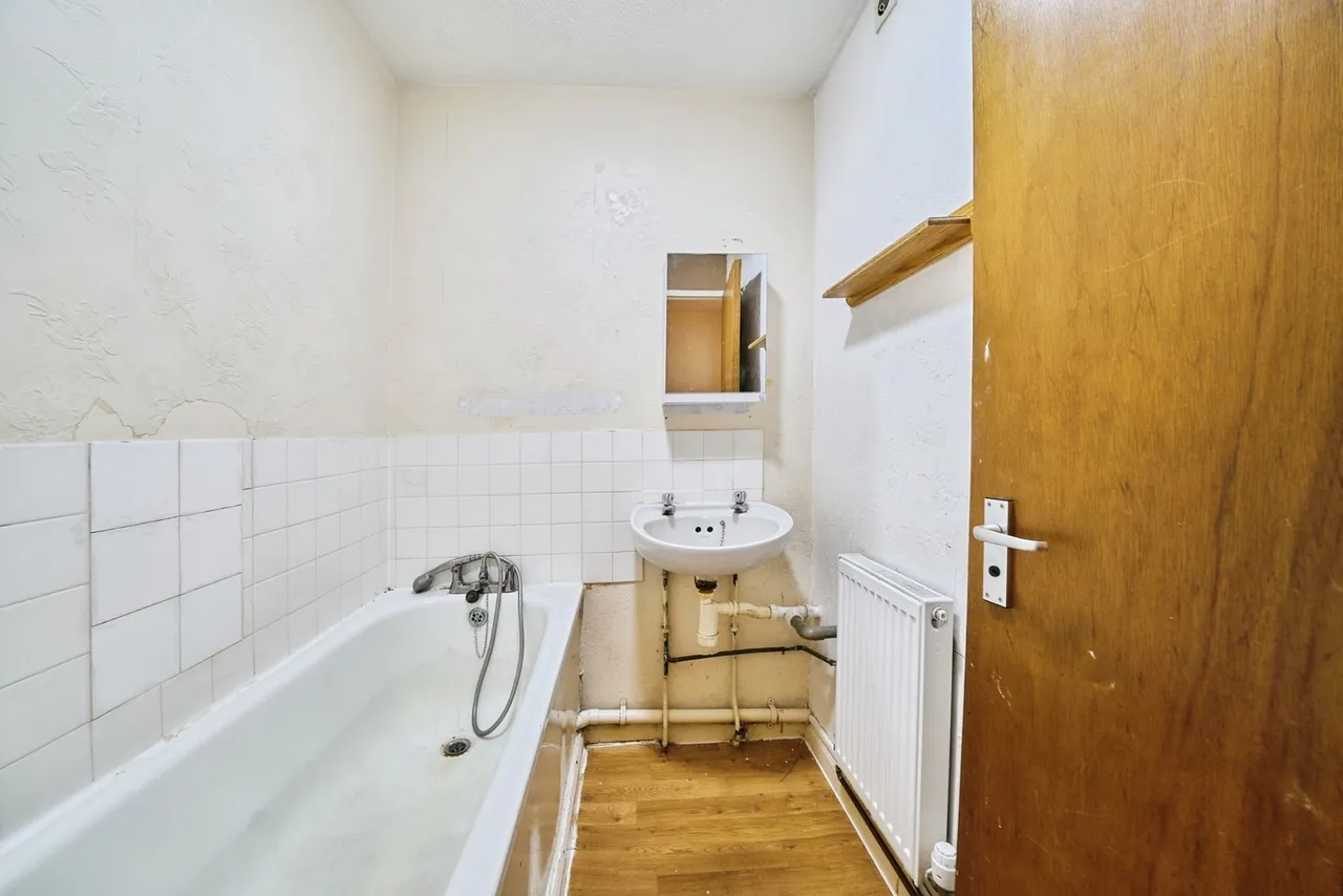 Neville Close, London, E11, photo 11