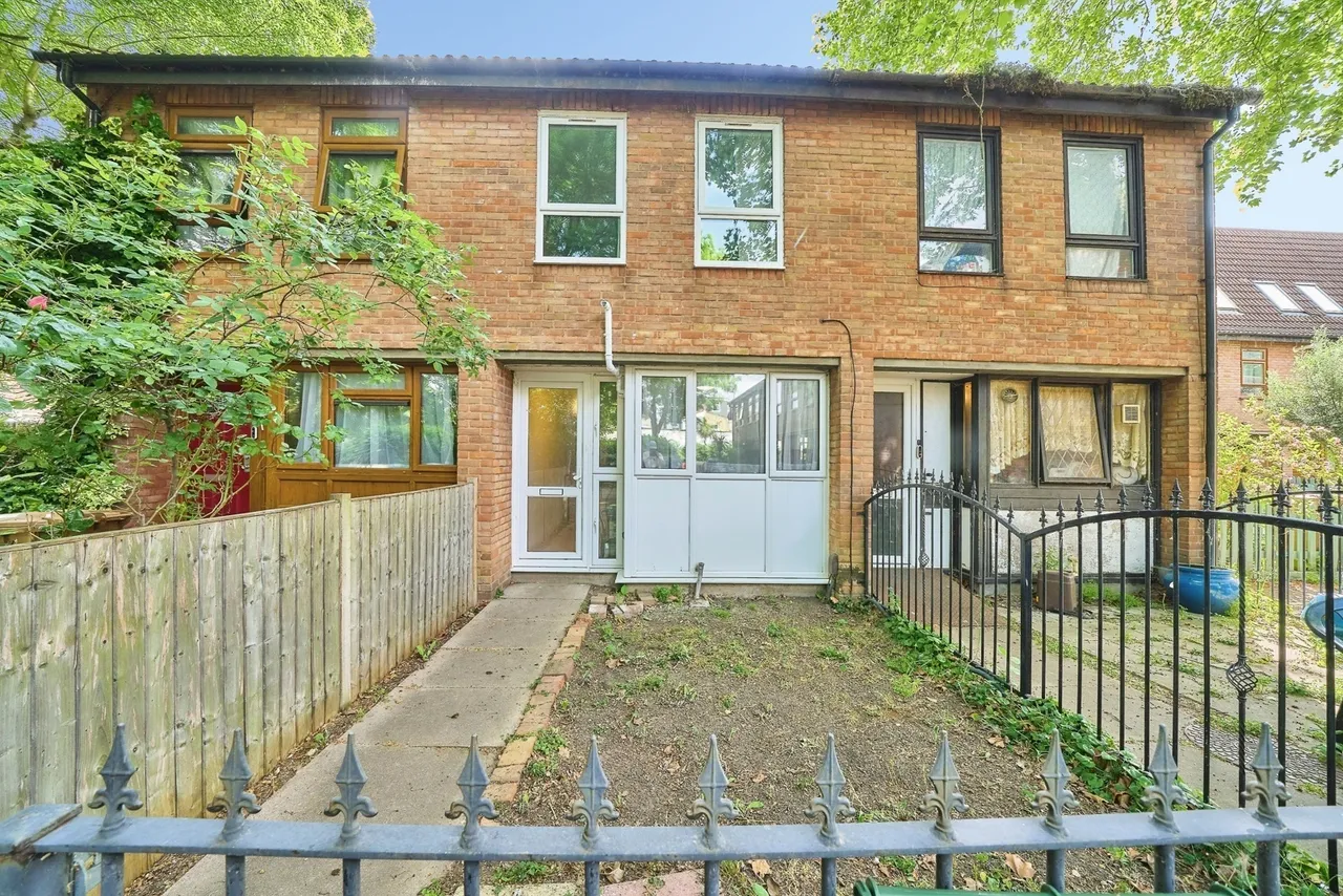 2 bed house for sale — Neville Close, London, E11