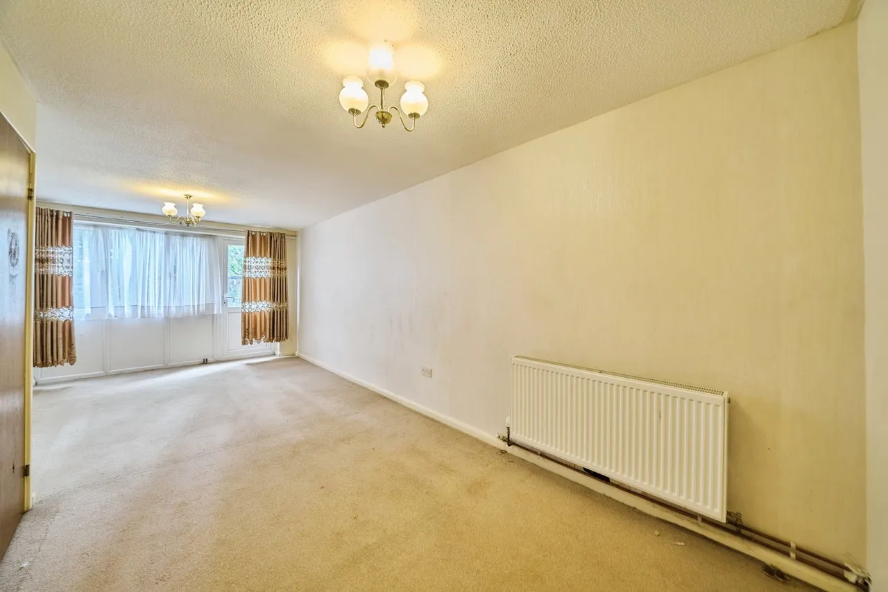 Neville Close, London, E11, photo 2