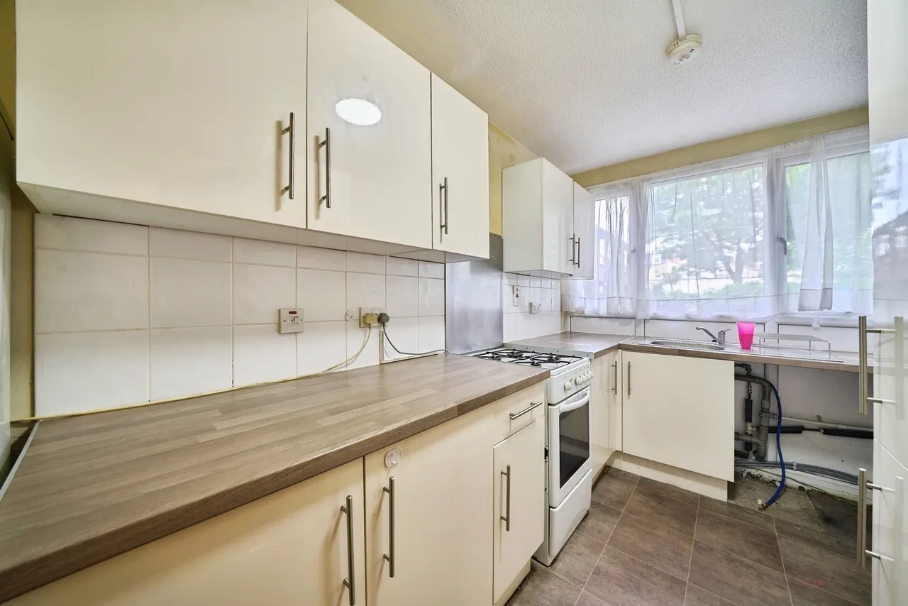 Neville Close, London, E11, photo 5