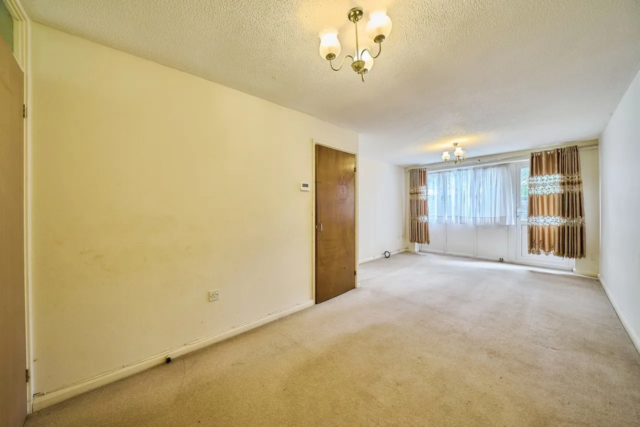 Neville Close, London, E11, photo 3