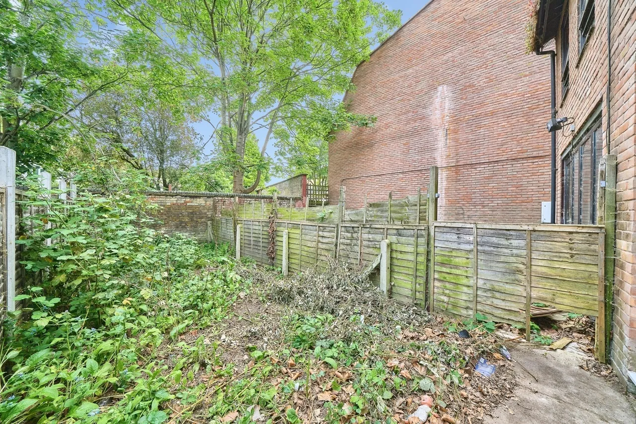 Neville Close, London, E11, photo 19
