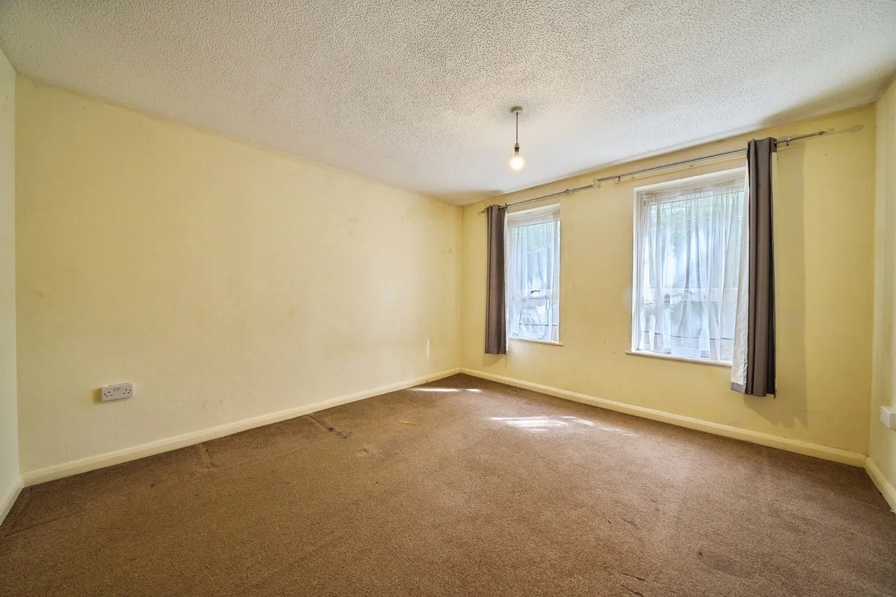 Neville Close, London, E11, photo 7