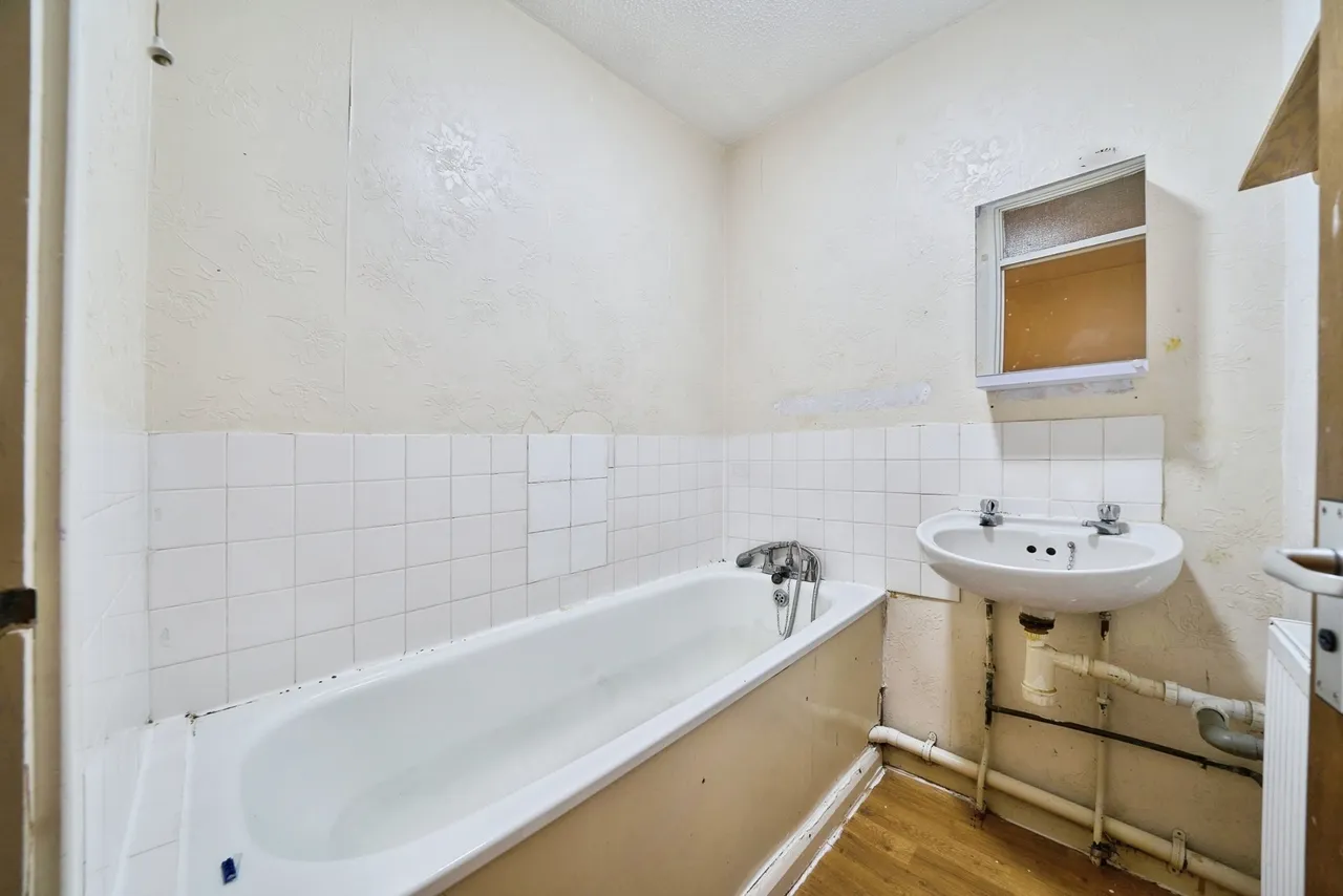 Neville Close, London, E11, photo 10