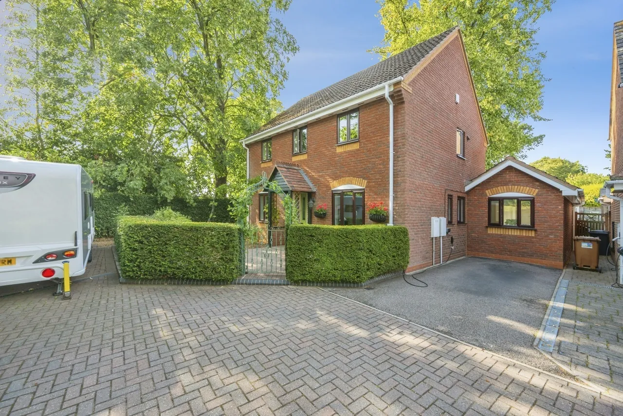 4 bed house for sale — Reid Close, Burntwood, Staffordshire, WS7