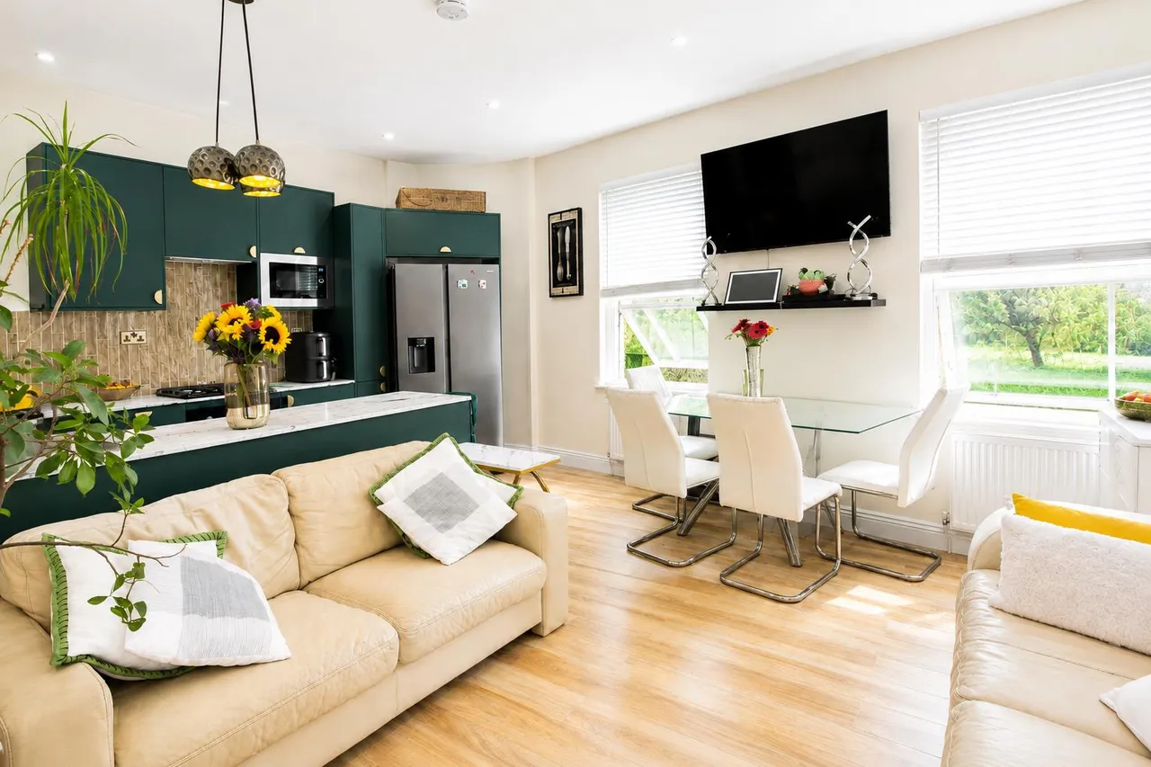 Roehampton Lane, London, SW15, photo 3
