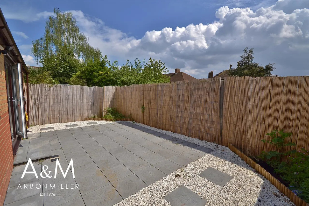 Bernards Close, Hainault, IG6, photo 3
