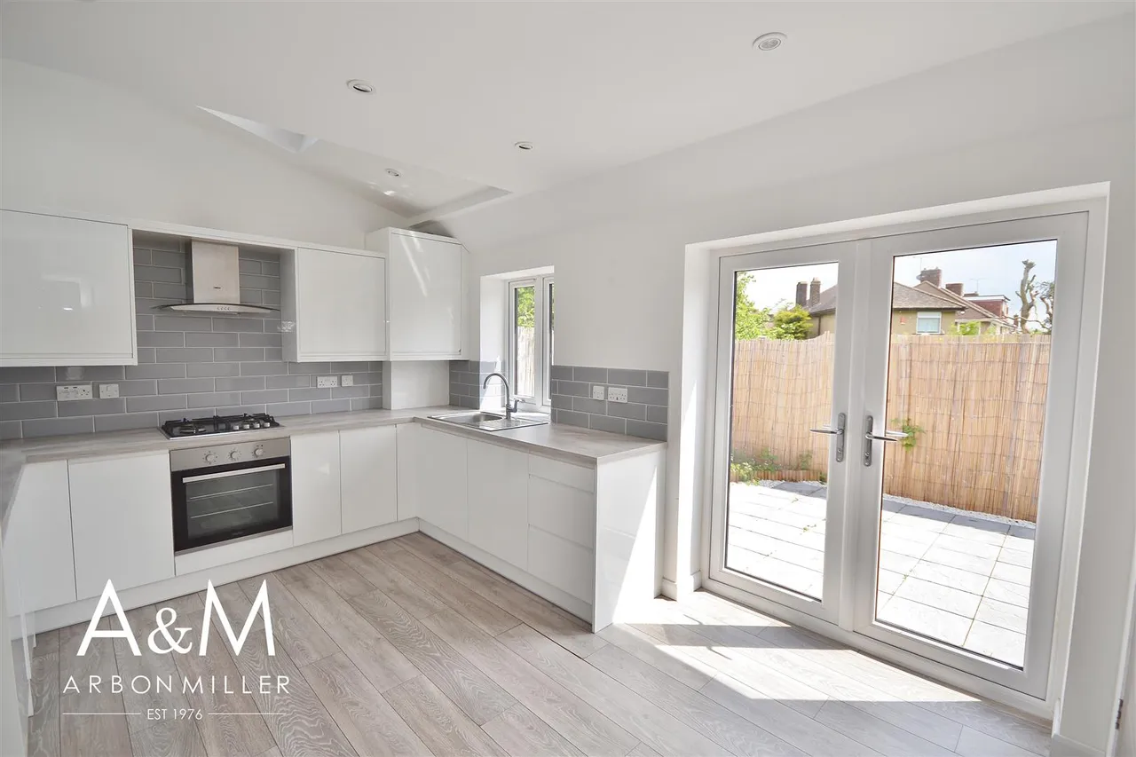 2 bed property for sale, Bernards Close, Hainault, IG6