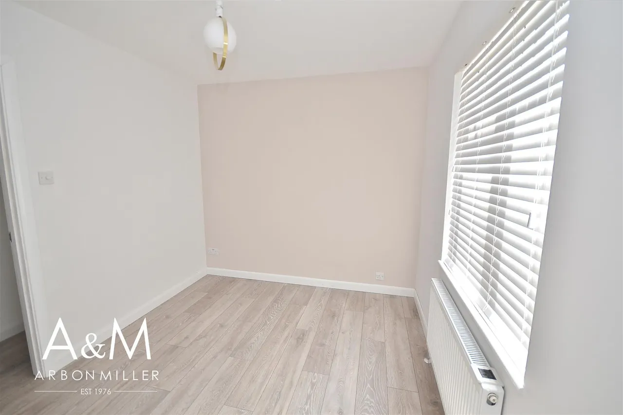 Bernards Close, Hainault, IG6, photo 13