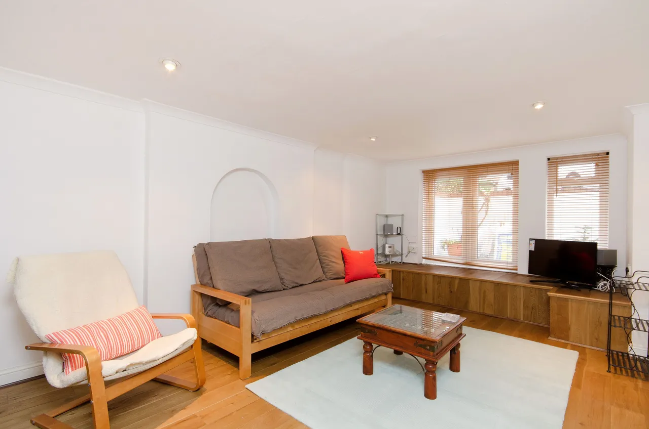 2 bed flat to rent, London, NW2
