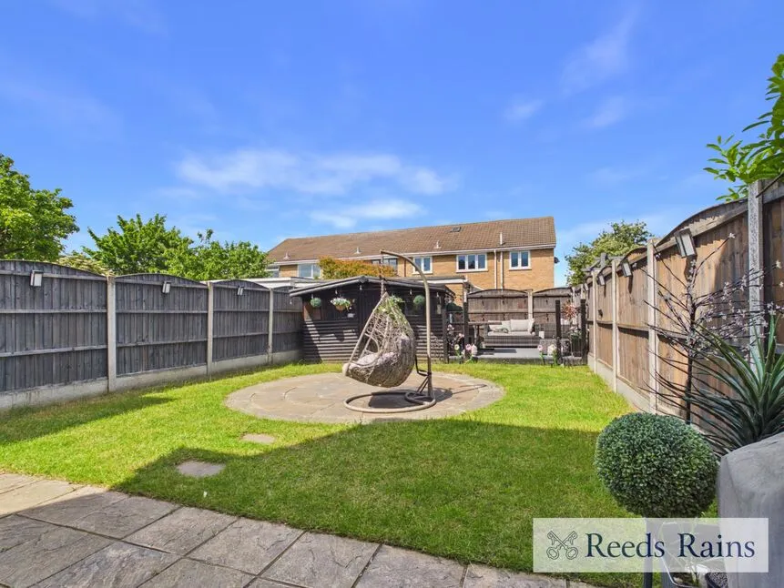 4 bed house for sale — Leconfield Walk, Hornchurch, RM12