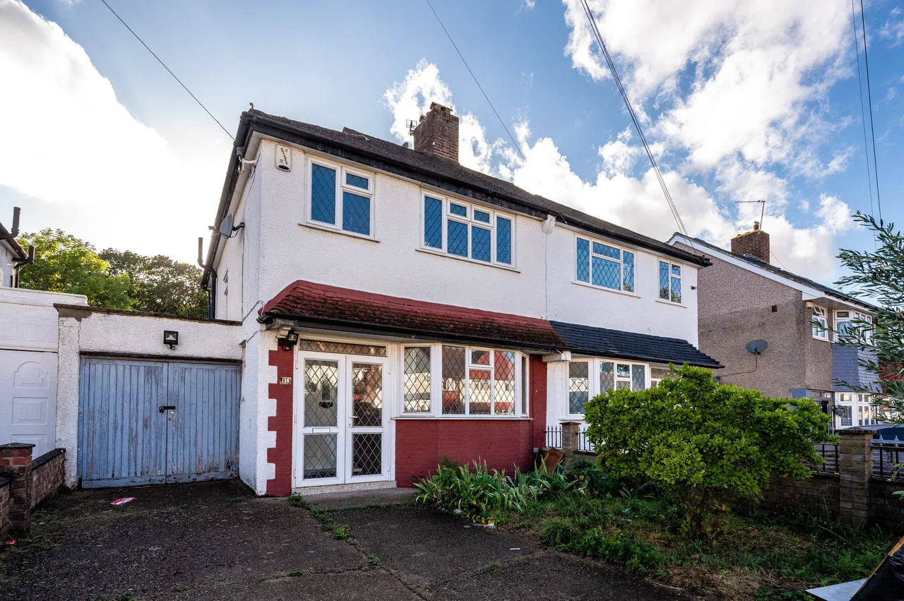 3 bed house for sale — 116 Longhill Road, London