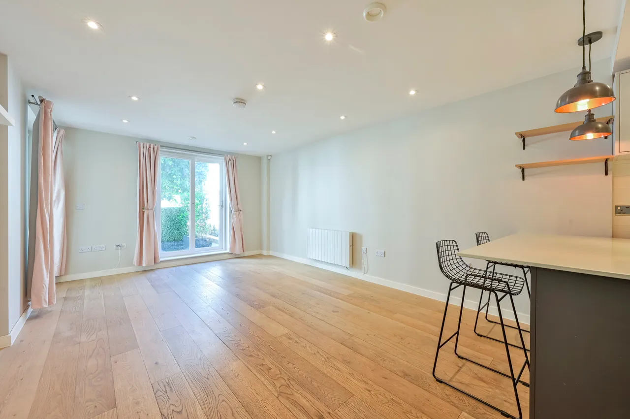 Apartment 1, 33 Osiers Road, London, photo 2
