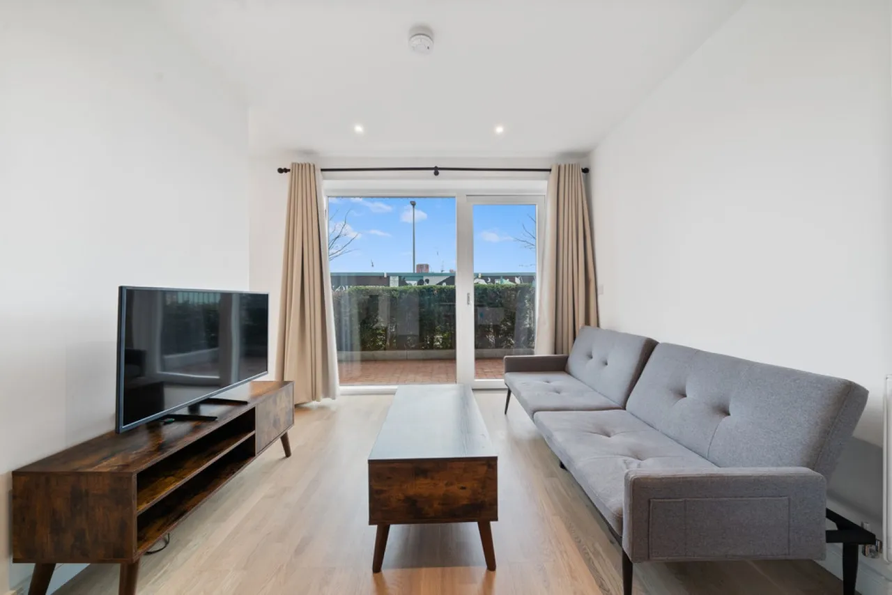 Accolade Avenue, Southall, photo 2