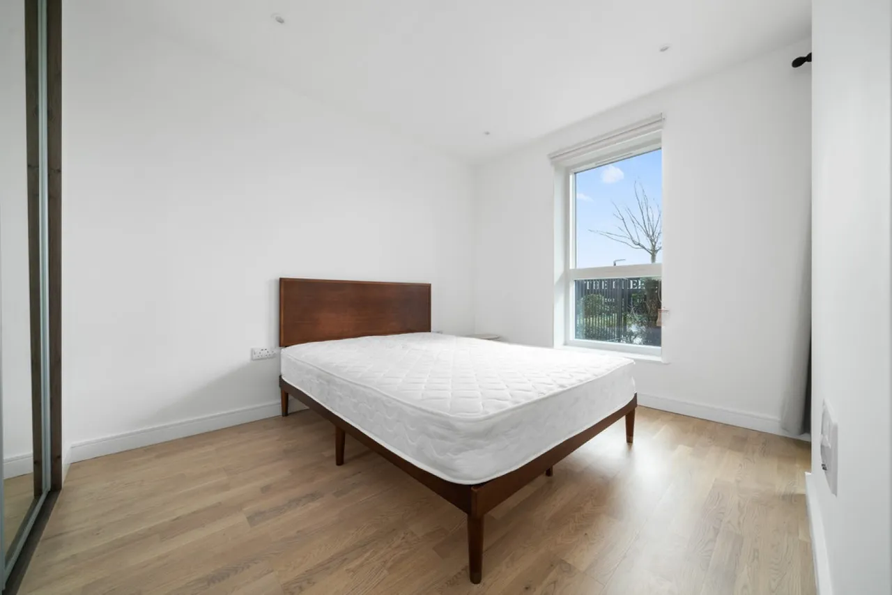 Accolade Avenue, Southall, photo 5